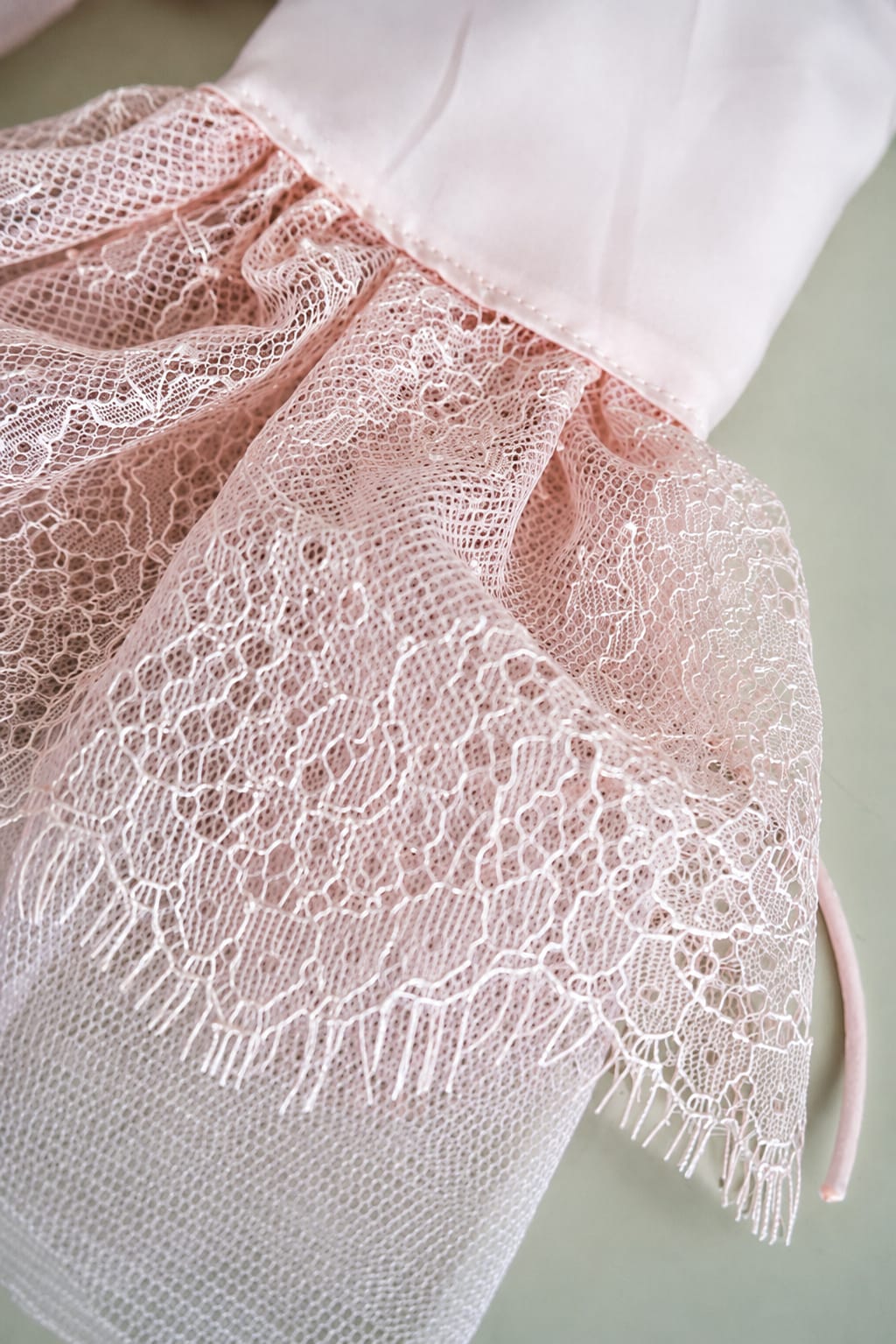 Satin-Handstulpen mit echter Chantilly-Spitze